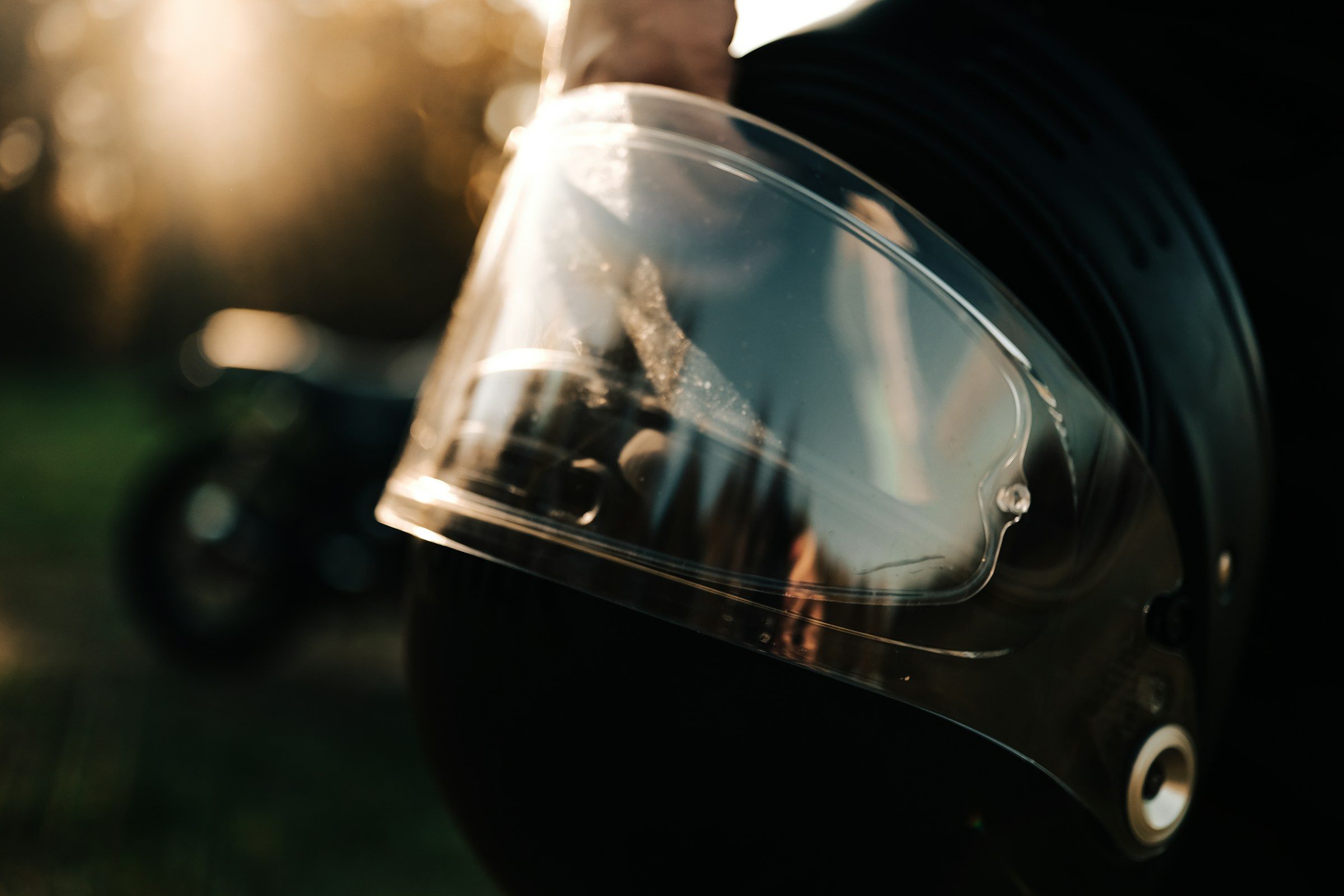 Casco integral con visera transparente a contraluz